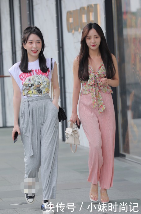 『美女』街拍:姐妹喊逛街却穿高跟鞋,说是好姐妹,其实就是需要“一片绿叶”