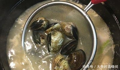 『海鲜』宅在家中吃美食:中式海鲜锅乌龙面+蒸芋头糕