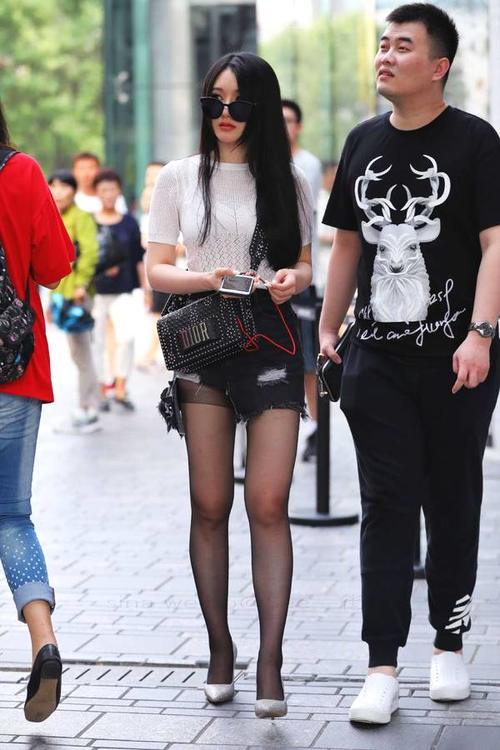 萝莉姐姐短裤配高跟鞋丝袜, 和男友当街秀恩爱