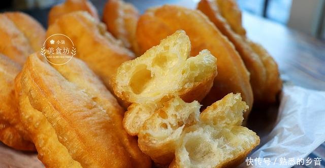  『蓬松』油条别用泡打粉了，掌握2个小窍门，蓬松酥脆个个空心，一次成功