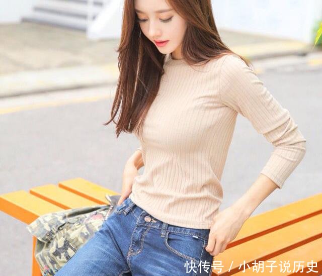  舒适@牛仔裤小姐姐的搭配亮丽不俗气，展现恰到好处的时尚美