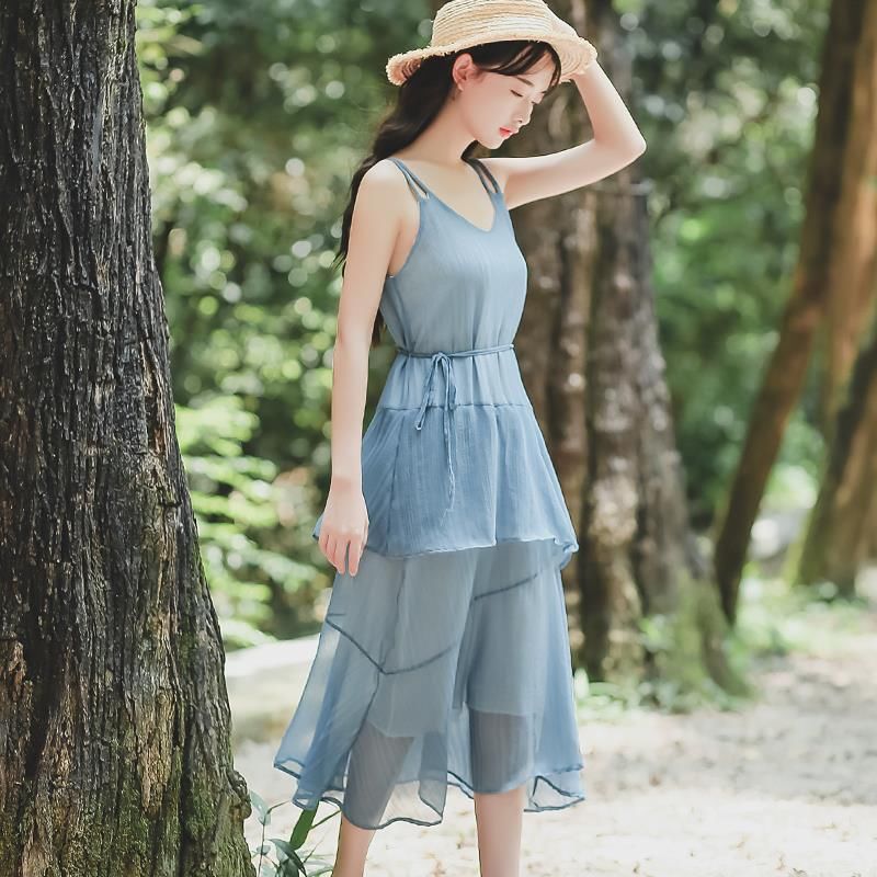 姐姐的连衣裙穿的好漂亮,你看看下图,比夜店的还性感洋气