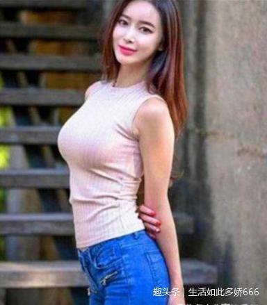 紧身牛仔裤的美女，小姐姐显得身材很有魅力！