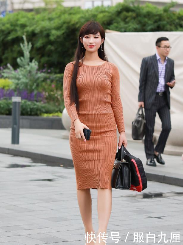  #女生#街拍：微笑的女生真好看，时尚的裙子藏不住她的好身材