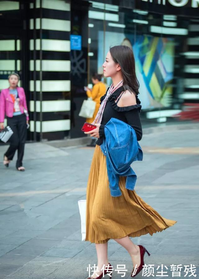 「脚上搭配一」街拍：美女一双尖头的高跟鞋，充满了时尚的气息