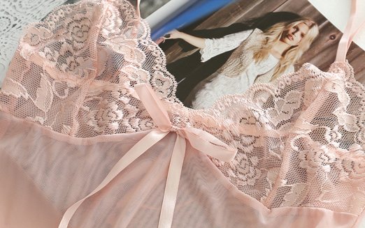 女人洗了澡就别再穿文胸了，看看下图女人直接穿薄纱，好穿又方便