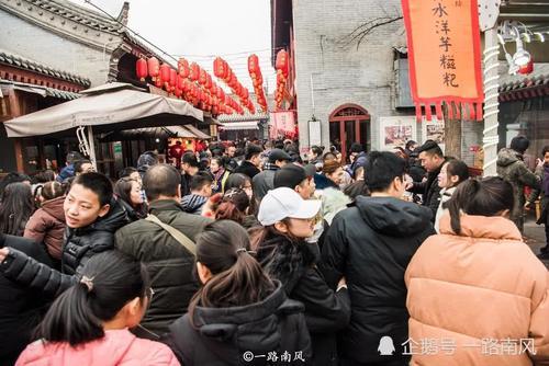 实拍春节期间的西安永兴坊,游客多得像海潮水,摔碗酒最受欢迎!