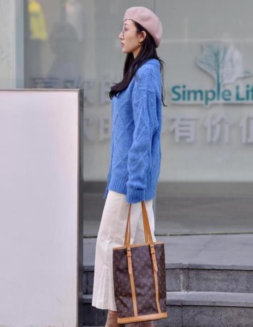 『连体』街拍:面带微笑的美女,一件白色连体裤外搭灰色开衫,时尚唯美