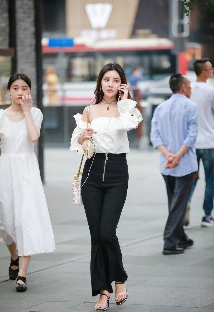 街拍：穿着贴身风韵美丽的小姐姐，休闲清爽清纯的感觉！