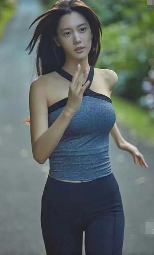 清纯小姐姐晨跑，一身时尚紧身裤勾勒女人独有的线条，网友：待长