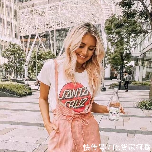 【红色】路人街拍,美女有着一头迷人的长发,带着一种独特的魅力