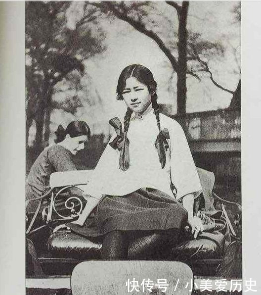 林徽因墓地 鲜花环绕 是八宝山祭扫次数最多的墓地