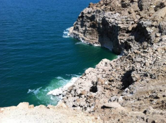 世界上最温柔的海:海里无一动物能存活,却能让人类晒太阳看报纸