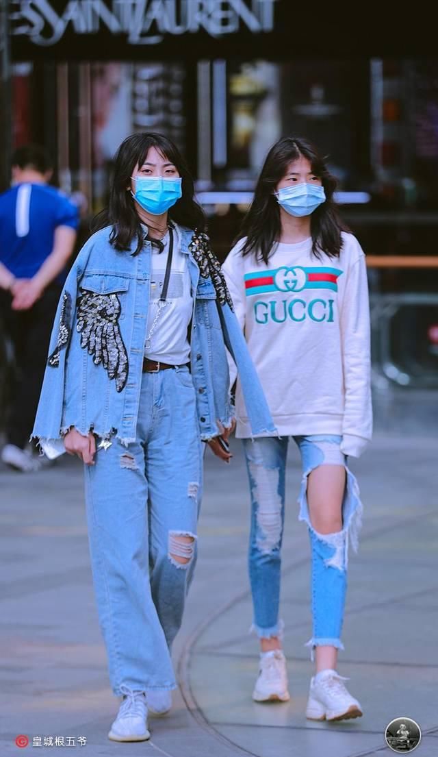 「美女」街拍:注重细节方面的考量,美女们对于单品的选择总是非常的谨慎