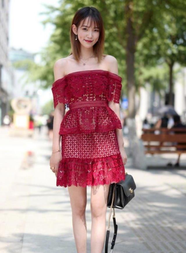 「美女」街拍:俏皮可爱的美女,白色的长裙温柔大方,美其实可以很简单