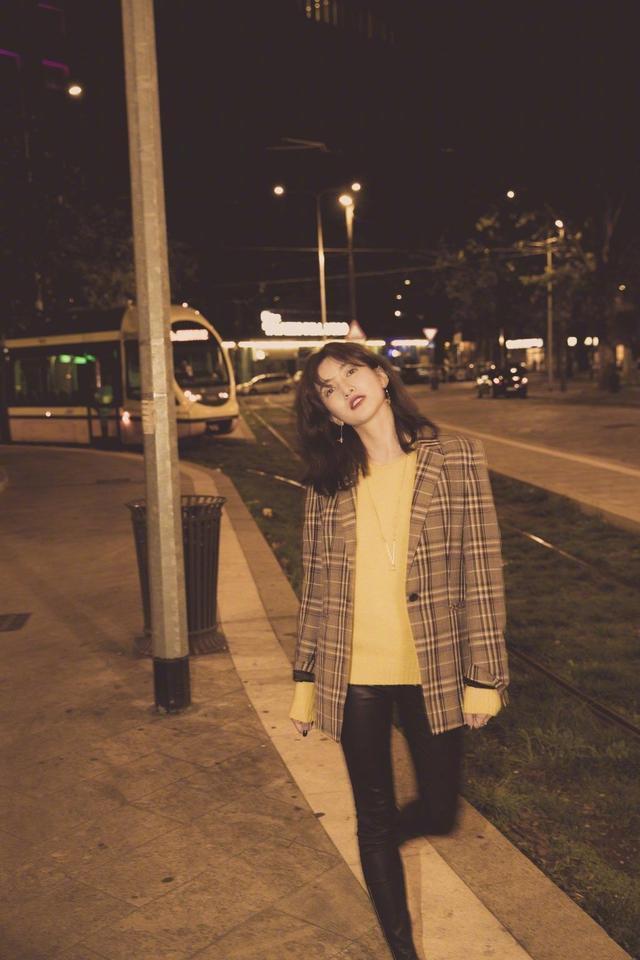 31岁江疏影撞衫28岁唐艺昕，小姐姐和老大妈的差距一目了然！