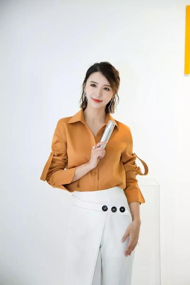 “美人鱼”林允素颜出镜，翟天临力挺黄晓明，何洁怒怼不友善评论