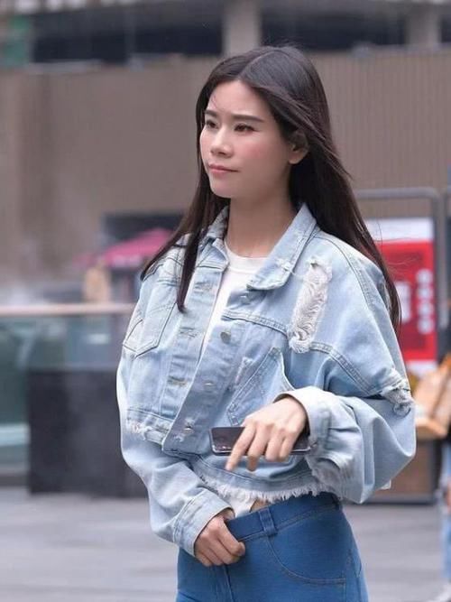  「清新」街拍：天生丽质的美女，一件白色的连衣裙，时尚清新靓丽美