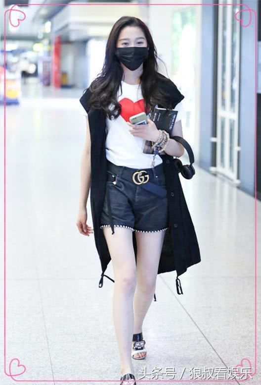 关晓彤太小心了，内搭竟比抹胸裙高这么多，网友:鹿晗管的是真严