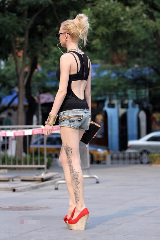 金发小姐姐穿黑色上衣后边露腰很迷人,耳环太夸张