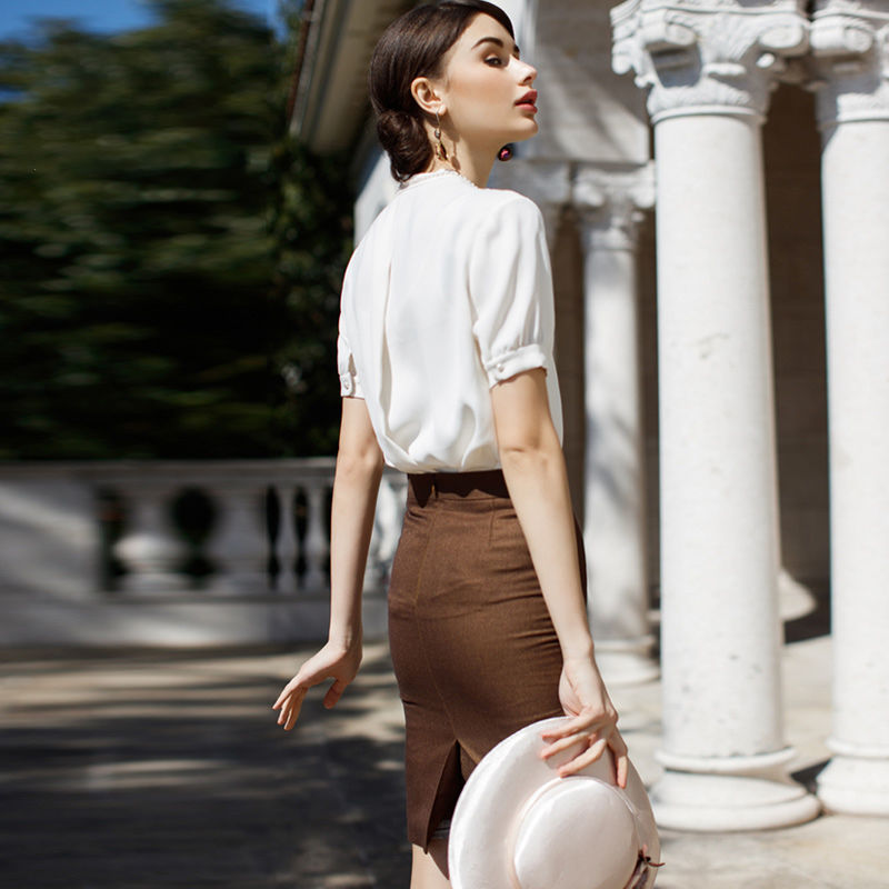 小姨从德国出差回来，穿上这样的连衣裙，实在太迷人，美到不敢认