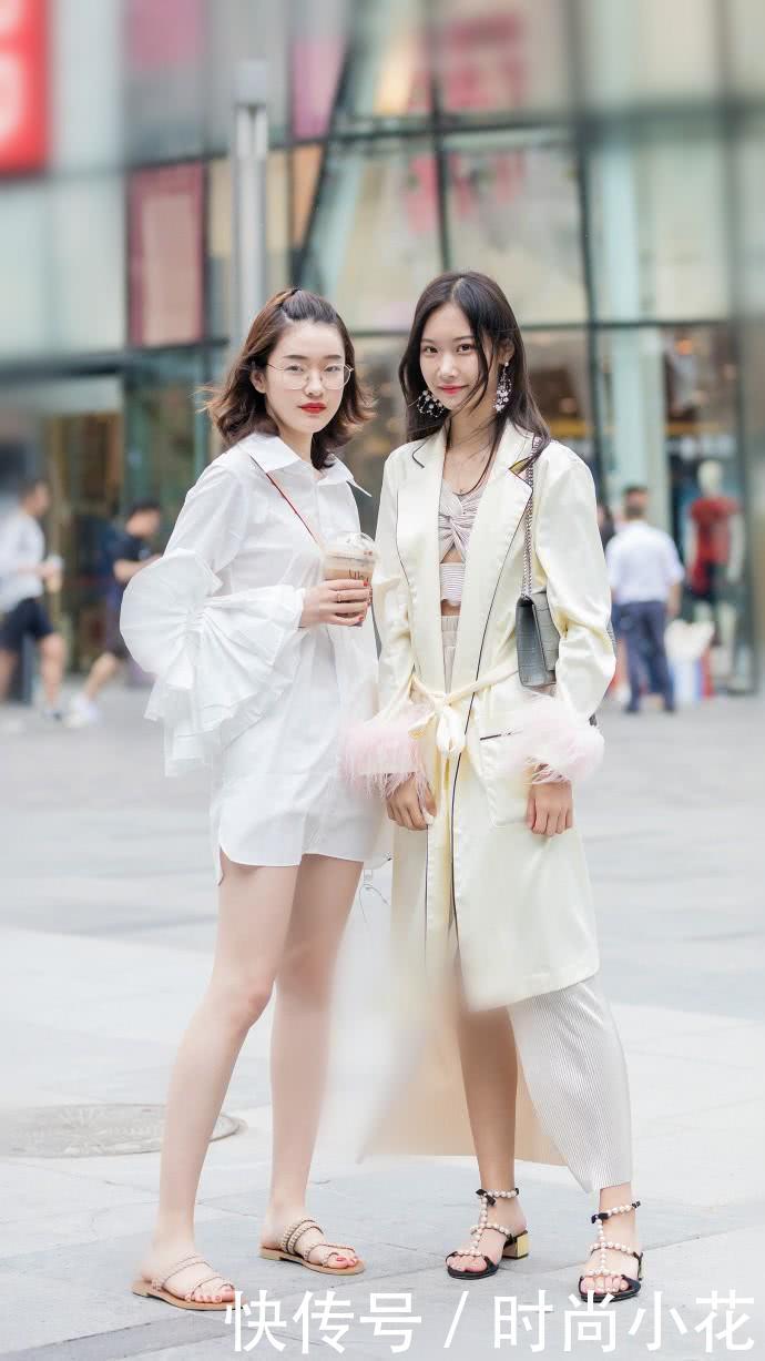 街拍：漂亮高挑前卫的小姐姐，外表上休闲清爽给人清纯的感觉！