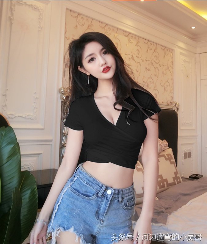 人像摄影:美女牛仔短裤搭配黑色露脐装，大秀性感火辣身材!