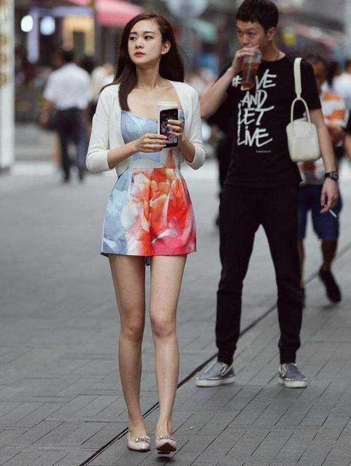 街拍：小姐姐连衣裙，穿出迷人女神范，性感撩人！