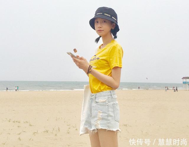 “明玉”现身机场，袖子都比短裤长了，还穿上了“儿童鞋”