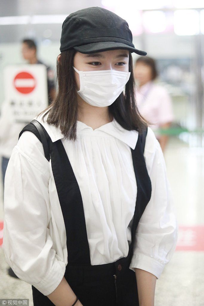 捕获学生妹一枚！19岁李兰迪黑白LOOK简约时尚  穿背带裤背双肩包