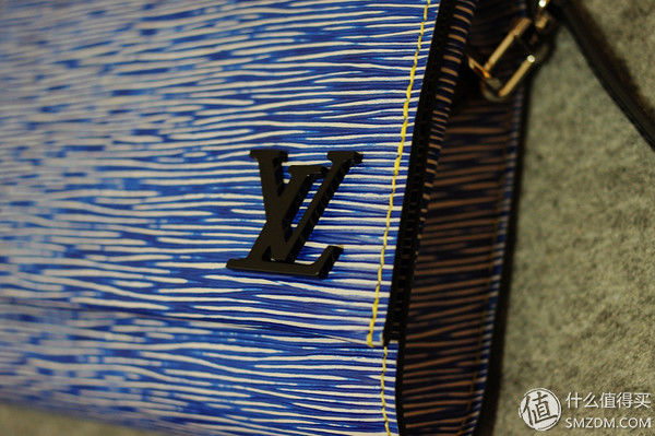 坡县入手，据说是断货配色的LV Clry手袋