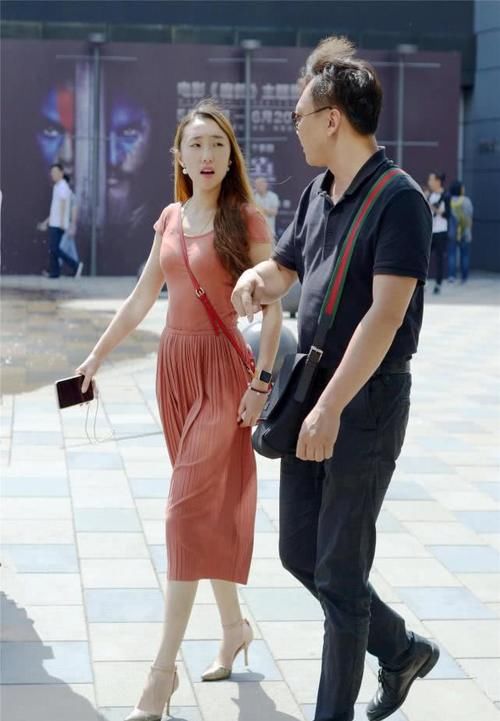  『位美女选择一』好看的连衣裙，要搭配高跟鞋，才会更好彰显气质