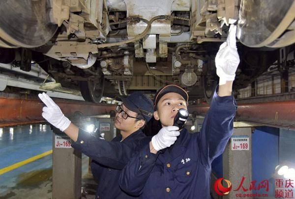 重庆:“动车医生”精诊细修 备战2019年春运