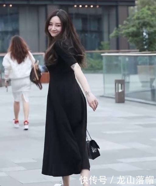  喜欢上|街拍：小姐姐只不过穿了一袭黑色修身连衣裙，“蛇腰”就秀出来了