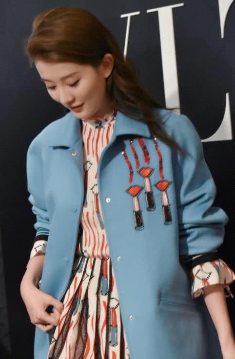 见过明星撞衫没见过“撞脚”，看到乔欣和李沁这打扮，我沉默了！