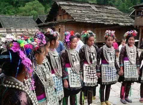 中国最“牛”村子：全村仅18户人家，生活在200米深洞穴之中