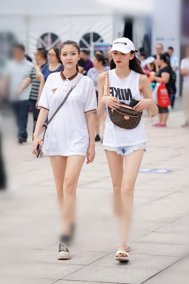 街拍:穿着紧身休闲的小姐姐,柔美挺拔简约帅气!