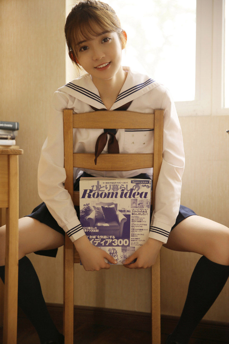 安静阳光的午后 适合回味过往 读一本指点前方的书