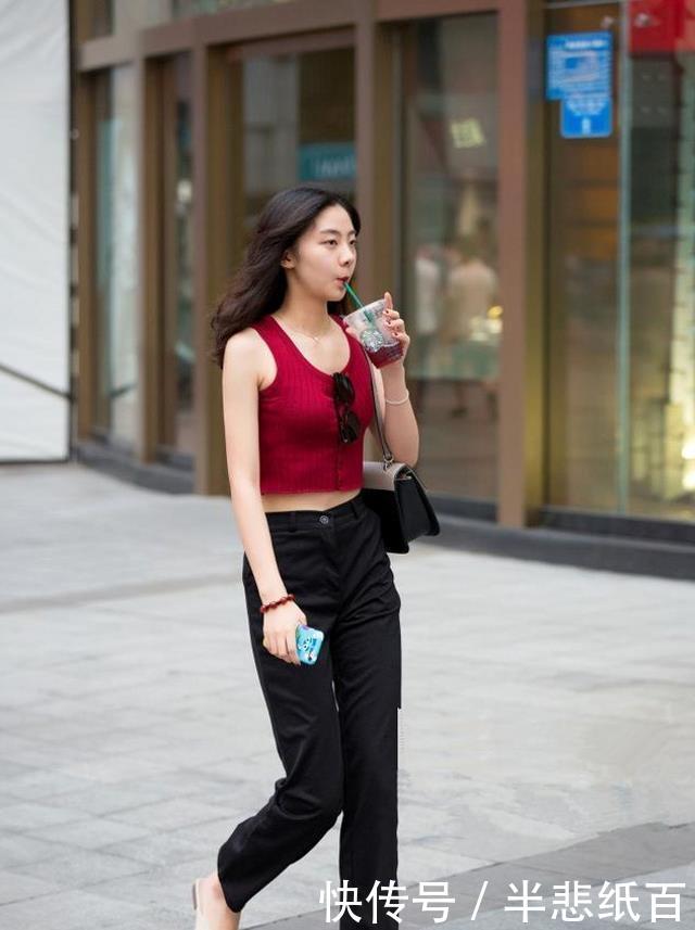 「白皙」路人街拍:美女一袭飘逸的长裙露出白皙的美腿,看上去高挑动人