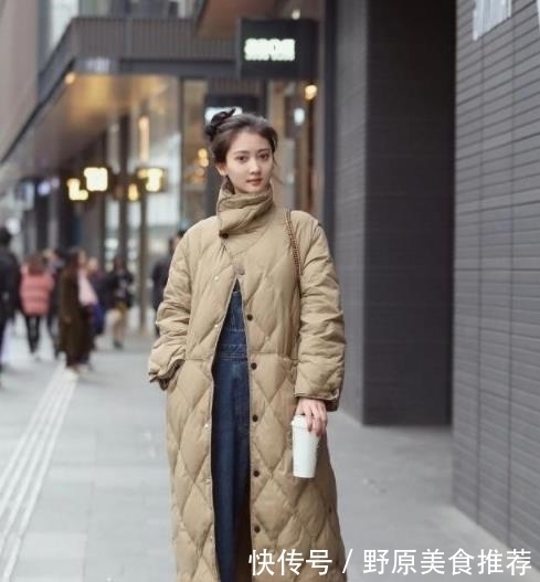 #简洁#街拍:齐肩短发的小美女,白色长裙配黑色高跟鞋,简洁又素雅
