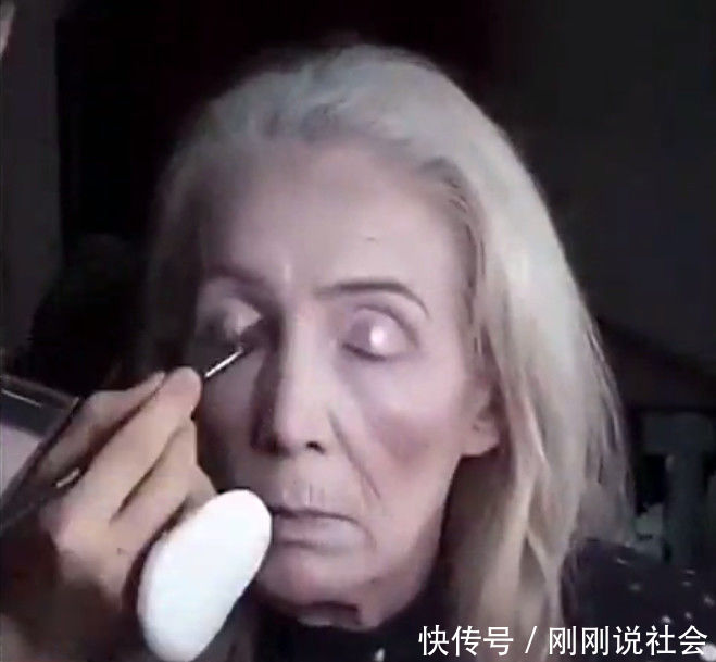 80岁的老奶奶化了个妆，我吓得赶紧让网红脸的女友卸下妆！
