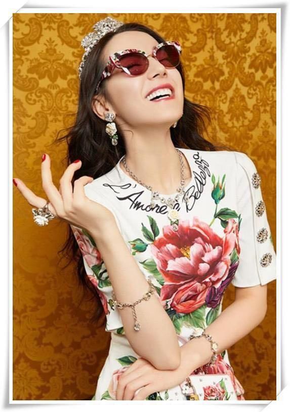 刘涛和热巴穿同一条裙子，网友：气质脸和网红脸有差距