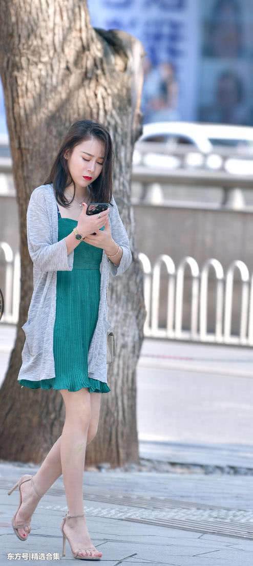 街拍：气质美女穿吊带连衣裙裹出饱满身型，散发着成熟女人的魅力