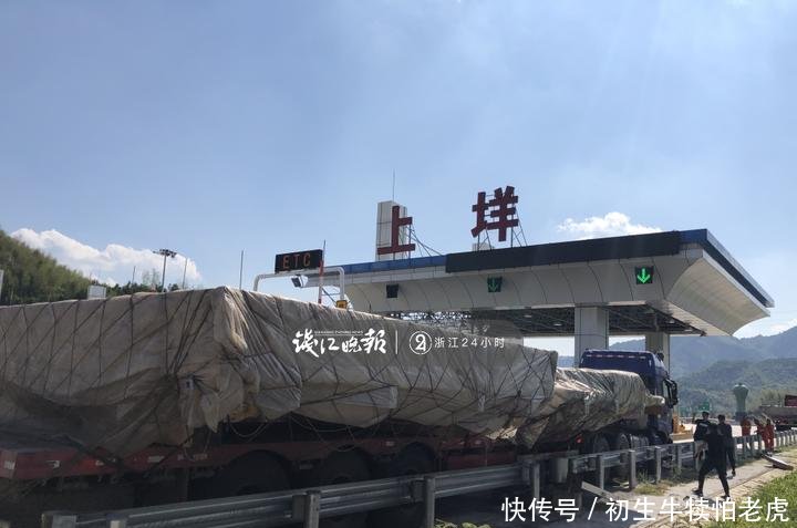  王坚@来了，来了！高速上这两个“大家伙”在警车护送下缓缓过来