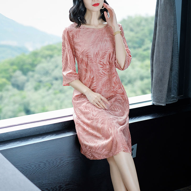 终于找到!比旗袍更高贵的早秋裙，53岁妈妈穿，彰显气质女人味