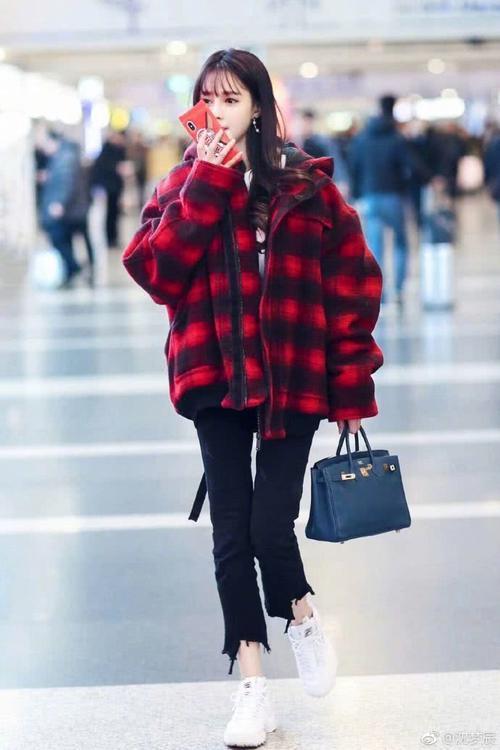 虽然一直被黑，但是沈梦辰的包包穿搭还是值得小女生借鉴的