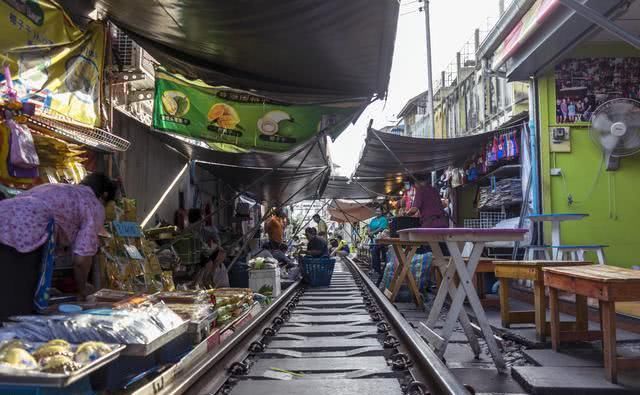 火车穿过菜市场，商贩还能淡定摆摊，世界真奇妙