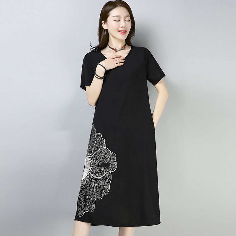 夏季到了妹子要露出香肩才迷人，一条一字肩连衣裙，尽显妩媚动人