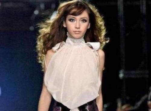 『杨颖』杨颖17年前的嫩模照被扒出，看到她走T台的样子，我感觉世界的星星都亮了