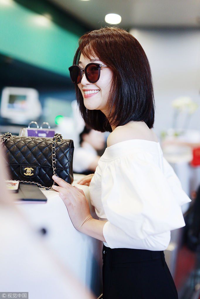 知性才女!蓝盈莹机场随身带尤克里里 秀香肩长腿腿散发女人味